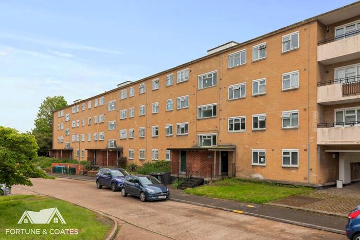 2 Bedroom Flat For Sale In Tanys Dell, Harlow, CM20