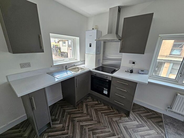 2 Bedroom Flat To Rent In Commercial Street, Swansea, SA9