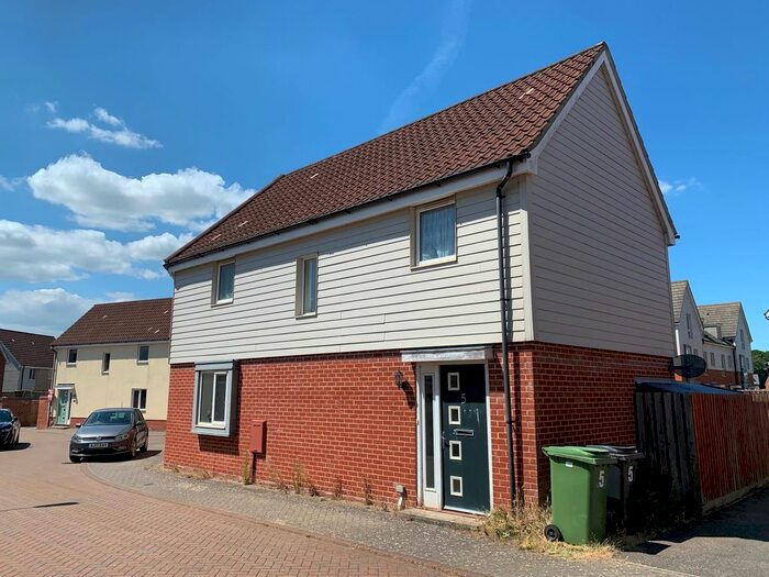 3 Bedroom Semi-Detached House To Rent In Kingfisher Close, Costessey, Norwich, NR8