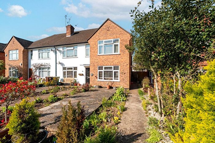 3 Bedroom Maisonette For Sale In Effingham Close, Sutton, SM2