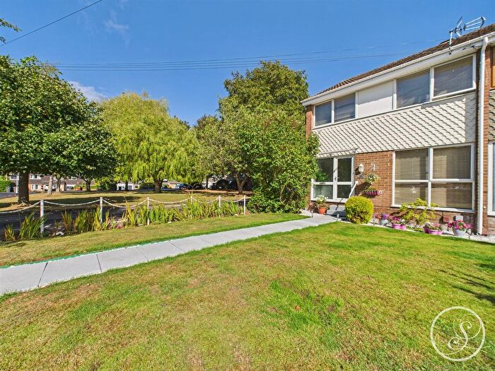 3 Bedroom Town House For Sale In Brookhill Close, Leeds, LS17