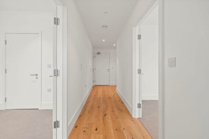 3 Bedroom Flat To Rent In Immediate Move In - Lion Green Road, Coulsdon, CR5