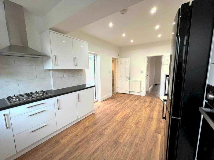 3 Bedroom Detached House To Rent In Farnham Road, Slough SL2