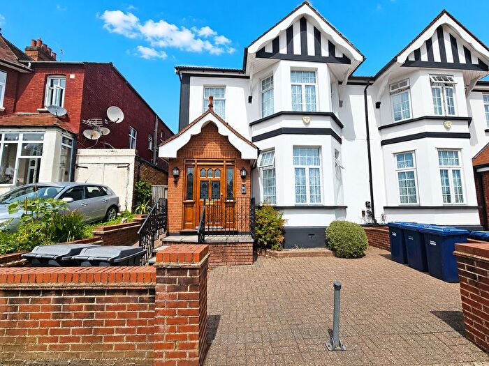 2 Bedroom Flat To Rent In Hale Lane, Mill Hill, NW7