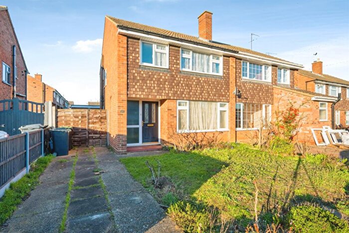 3 Bedroom Semi Detached House For Sale In Ormesby Way, Bedford, MK40