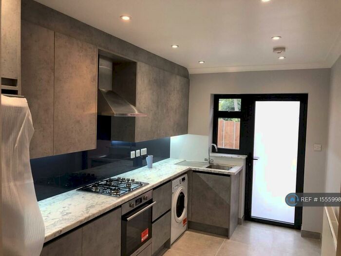 Studio To Rent In Vista Way, Harrow, HA3