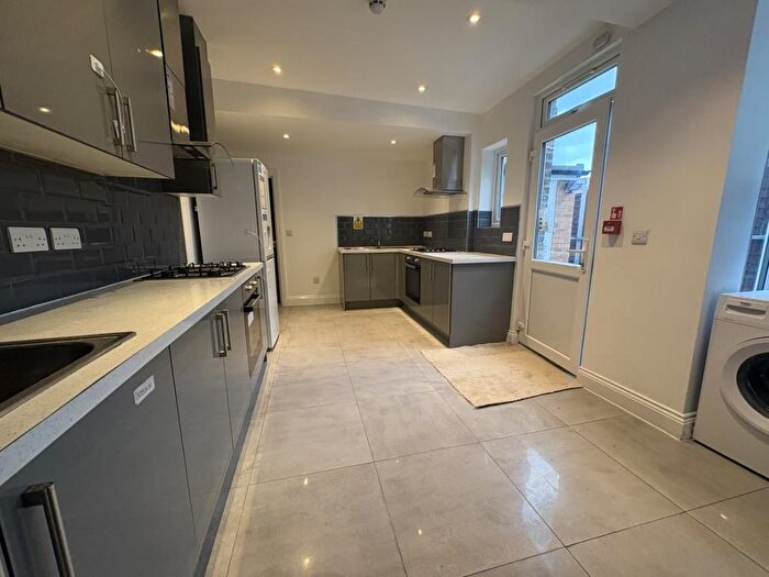 7 Bedroom Semi Detached House To Rent In Hounslow, Null, TW3