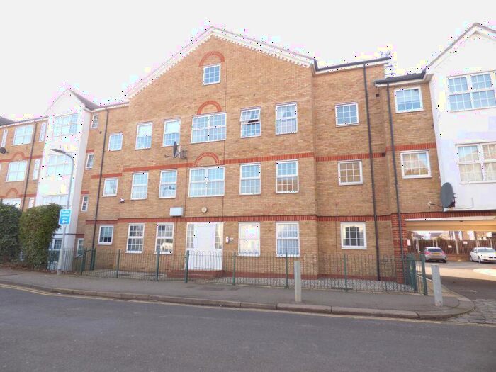 2 Bedroom Flat To Rent In Chase Court Gardens, Southend-on-Sea, SS1
