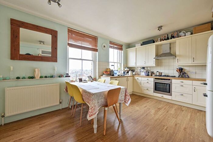 2 Bedroom Flat For Sale In Lower Richmond Road, Putney, London, SW15