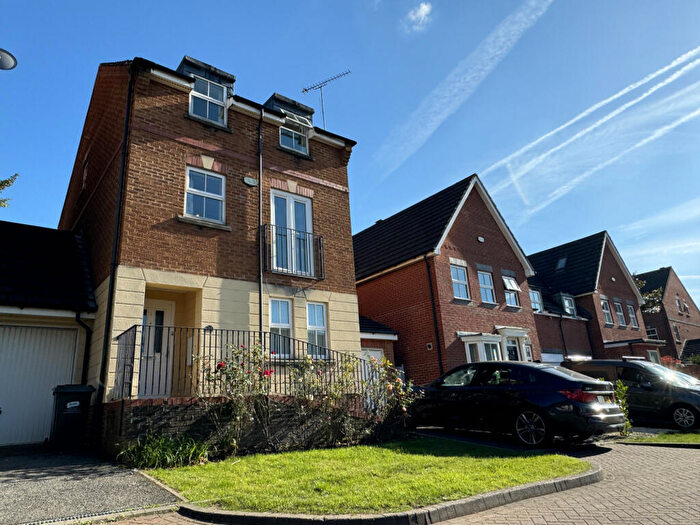 4 Bedroom Town House To Rent In Padstow Close, Orpington, Kent, BR6