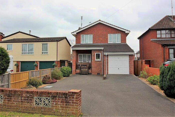 4 Bedroom Detached House For Sale In Chestnut Grove, Purley On Thames, Reading, RG8