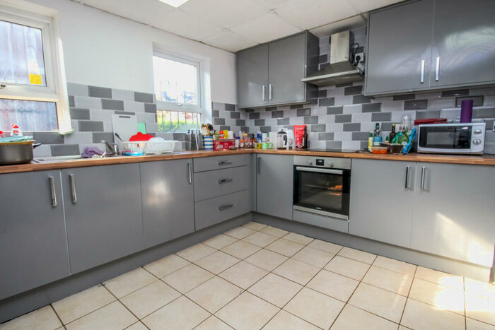 7 Bedroom Semi-Detached House To Rent In Delph Lane, LS6