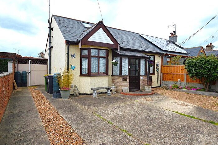 2 Bedroom Semi-Detached Bungalow For Sale In Eastbury Avenue, Rochford, SS4
