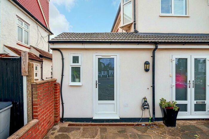 Studio To Rent In Warren Drive North, Surbiton, KT5