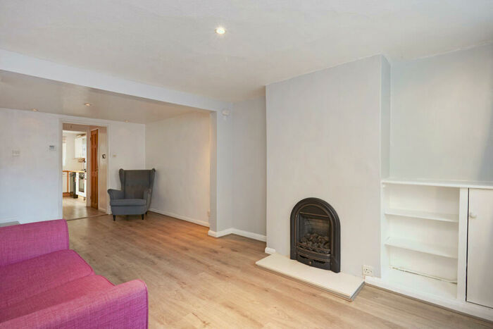 2 Bedroom Cottage To Rent In Brooklands Lane, Weybridge, KT13