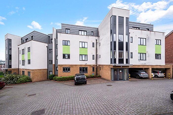2 Bedroom Flat For Sale In Hythe Road, Surbiton, KT6