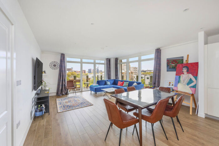 3 Bedroom Flat To Rent In Lamington Heights, Madeira Street, E14