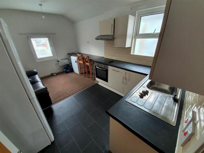 3 Bedroom Flat To Rent In Woodville Road, Cathays, Cardiff, CF24