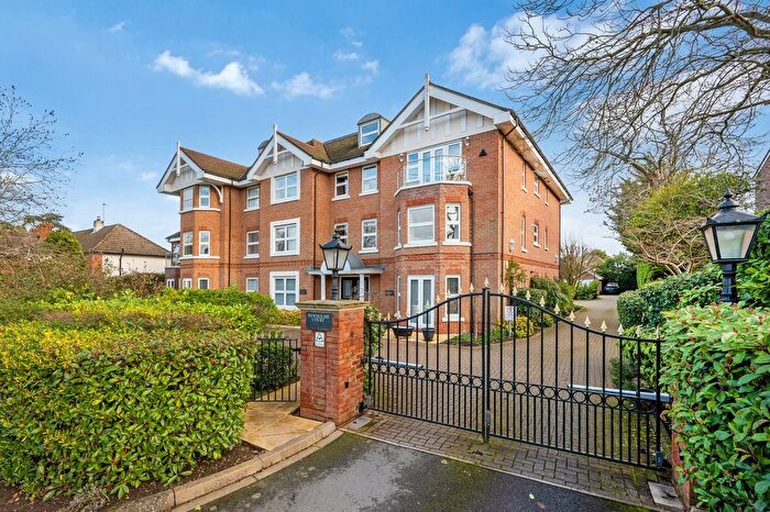 2 Bedroom Flat For Sale In Oatlands Drive, Weybridge, KT13