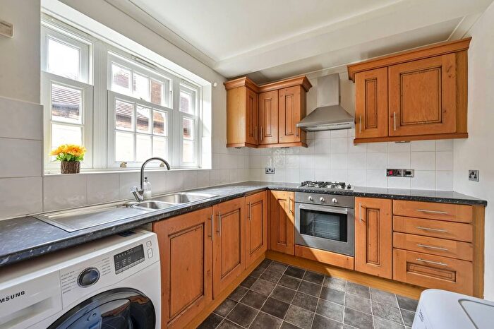 2 Bedroom Flat To Rent In Wimbledon Park Side, Southfields, London, SW19