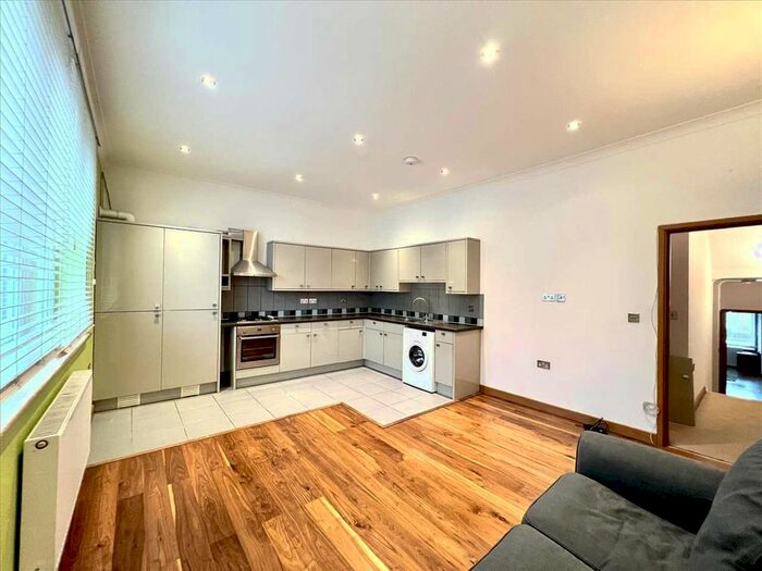 2 Bedroom Flat To Rent In Mitcham Lane, London, SW16