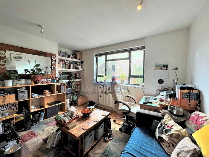 2 Bedroom Flat To Rent In Venn Street, Clapham Common, SW4