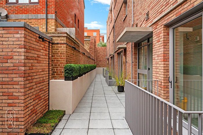 3 Bedroom Terraced House To Rent In Lamb Lane, London Fields, London, E8