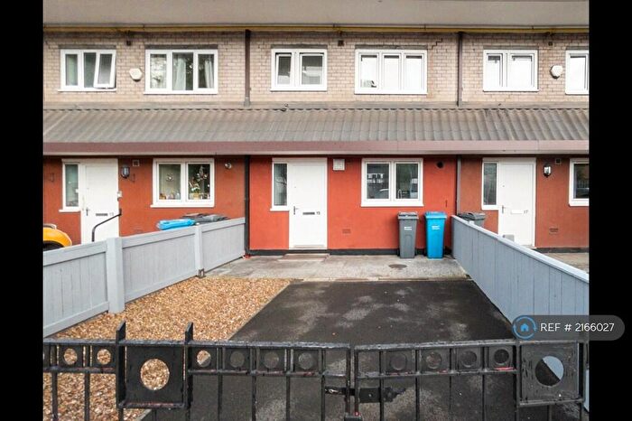 3 Bedroom Maisonette To Rent In Lockton Close, Manchester, M1