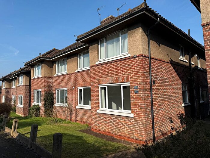 2 Bedroom Flat To Rent In Surbiton Hill Park, Surbiton, KT5