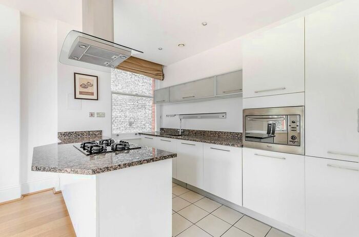 3 Bedroom Flat To Rent In Nevern Square, Earls Court, London, SW5