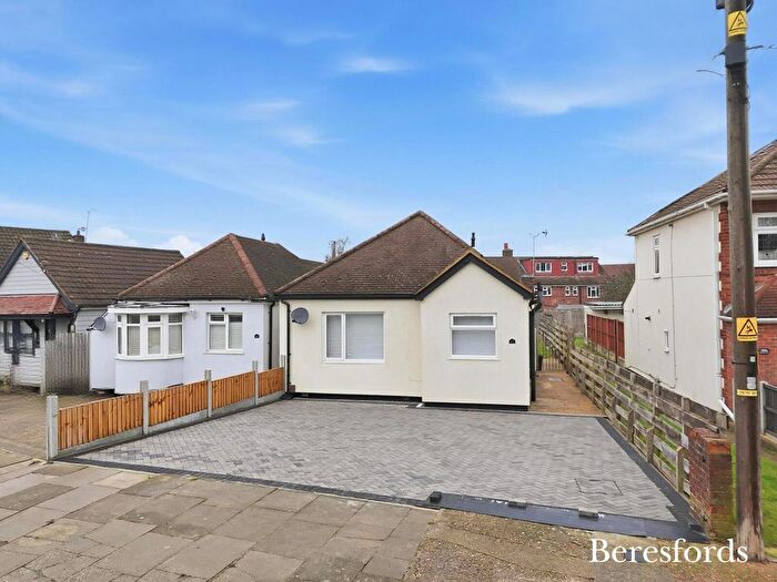 2 Bedroom Bungalow For Sale In The Crescent, Upminster, RM14