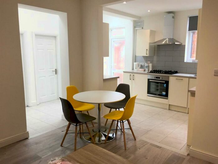 6 Bedroom Semi-Detached House To Rent In *&#pppw Excluding Bills* Queens Road East, - Uon, NG9