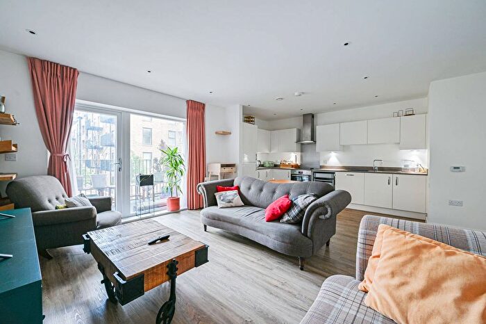 3 Bedroom Flat To Rent In Austwick Court, Woolwich, London, SE18