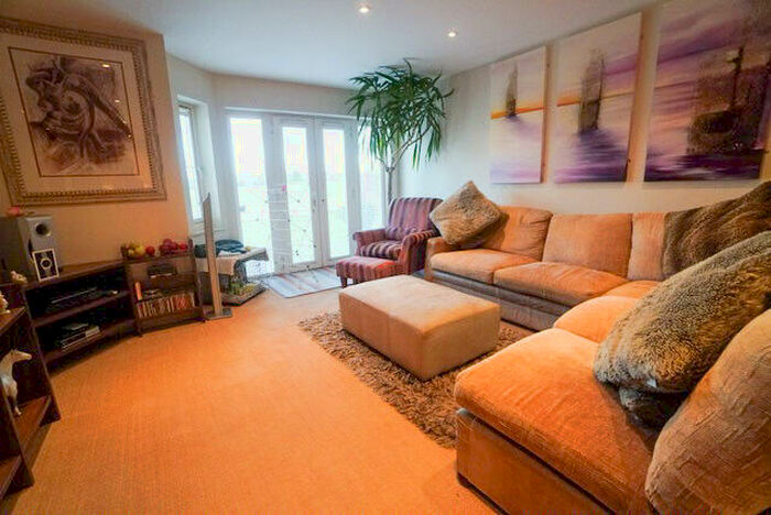 2 Bedroom Flat To Rent In Tarvin Road, Chester, Cheshire, CH3