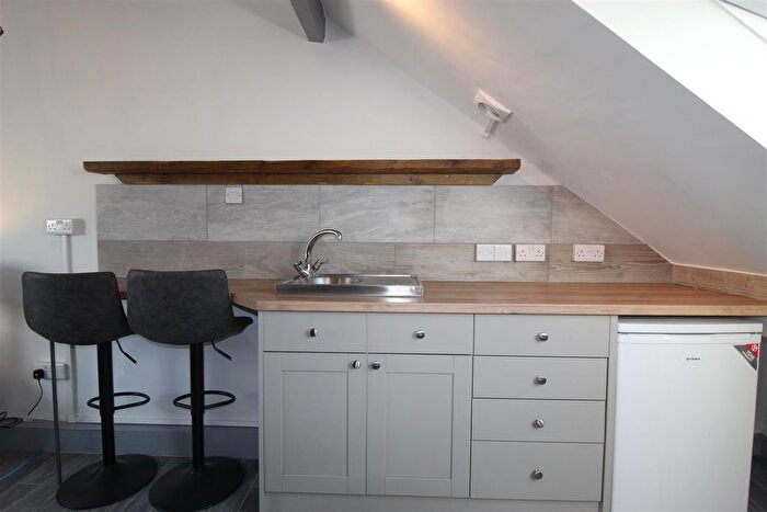 1 Bedroom Flat To Rent In Woodlands Avenue, Stanningley, Pudsey, LS28