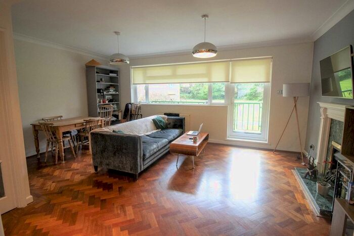 2 Bedroom Flat To Rent In Rydal Close, Hendon, London NW4