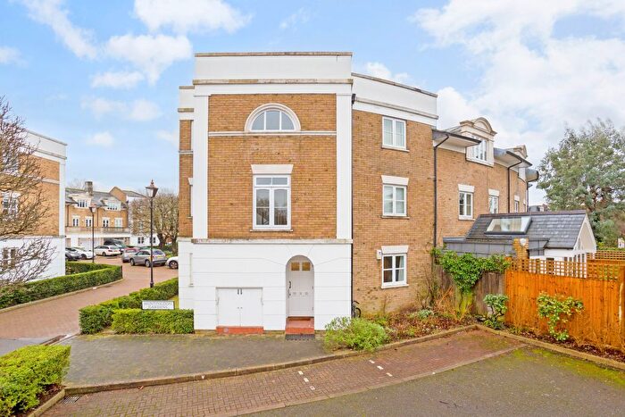 2 Bedroom Flat To Rent In Huntingdon Gardens, Chiswick, London, W4