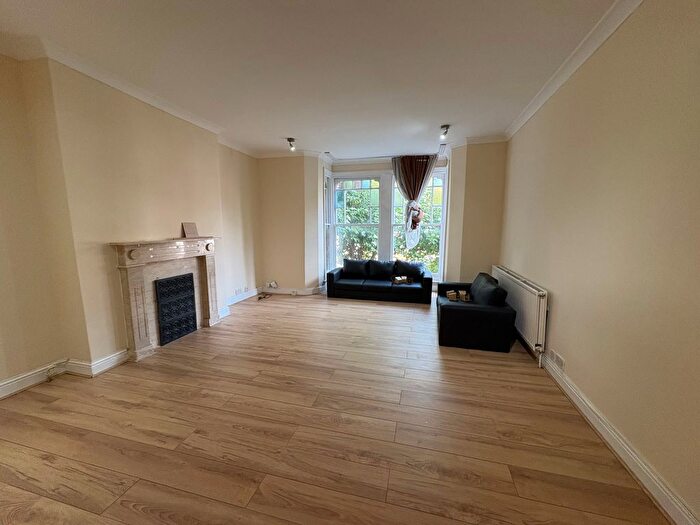 3 Bedroom Flat To Rent In Fairfield Road, London, N8