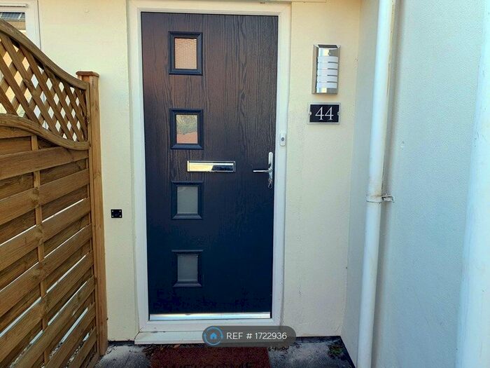 2 Bedroom Flat To Rent In Pear Tree Avenue, Long Ashton, BS41