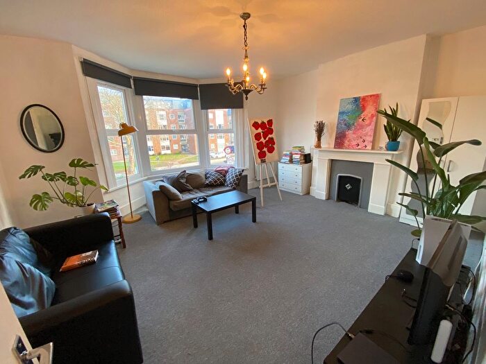 3 Bedroom Flat To Rent In Bounds Green Road, London, N11