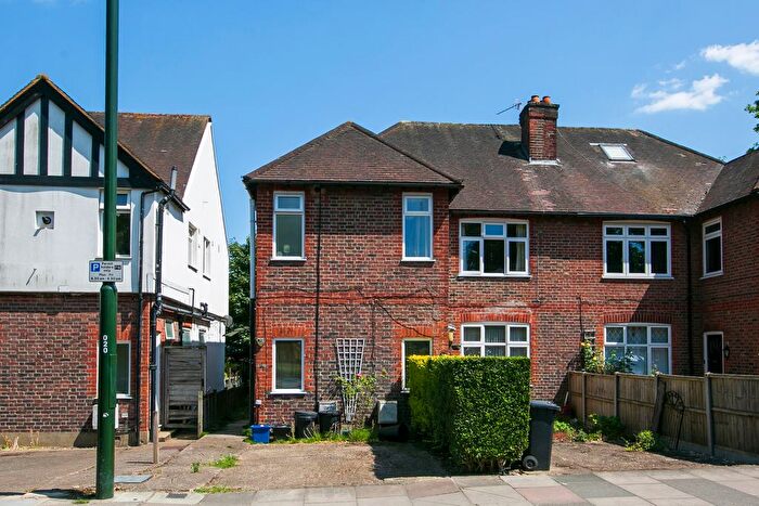 3 Bedroom Flat To Rent In Wellington Road, Twickenham, TW2