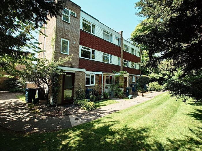 2 Bedroom Flat To Rent In The Firs, London, W5
