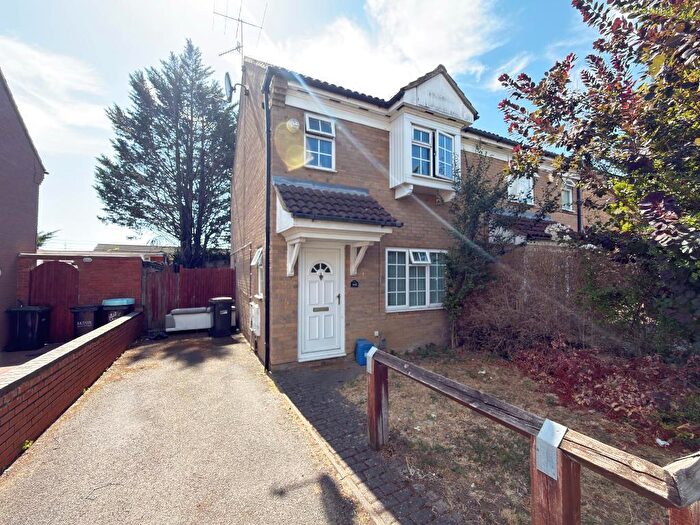 3 Bedroom Semi-Detached House For Sale In Dorrington Close, Luton, Bedfordshire, LU3