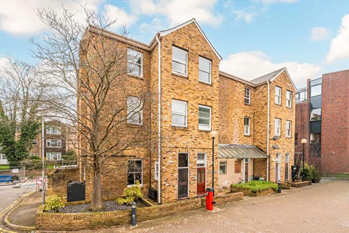 1 Bedroom Flat To Rent In Bridle Close, Kingston, KT1