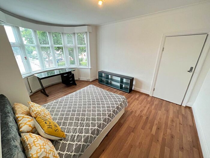 5 Bedroom House To Rent In Southfields, London, NW4