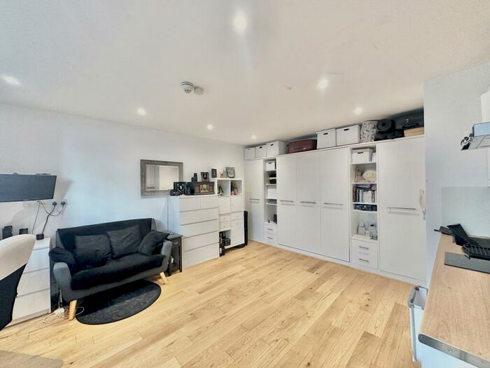 Flat To Rent In Coleherne Road, SW10