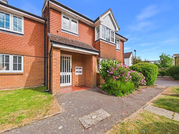 2 Bedroom Flat For Sale In Pinewood Mews, Oaks Road, Stanwell, TW19