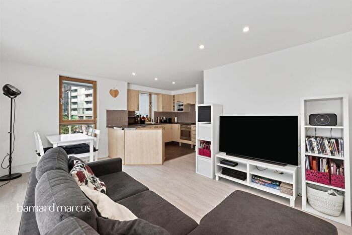2 Bedroom Flat For Sale In The Oaks Square, Epsom, KT19