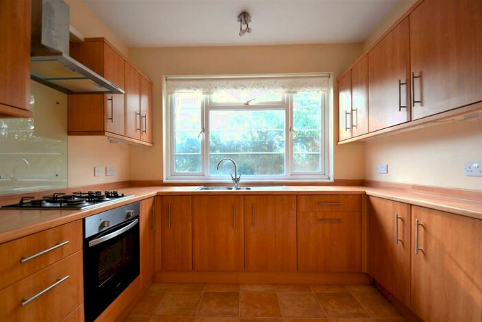 3 Bedroom Maisonette To Rent In Glebe Way, West Wickham, BR4