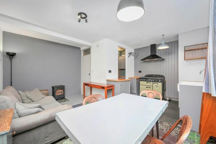 2 Bedroom Flat To Rent In Brixton Road, London, SW9